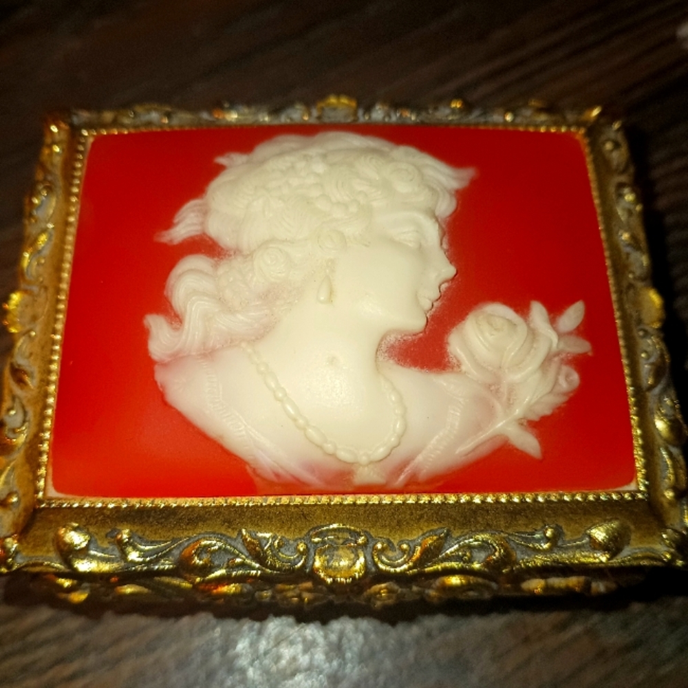 Victorian Cameo music box